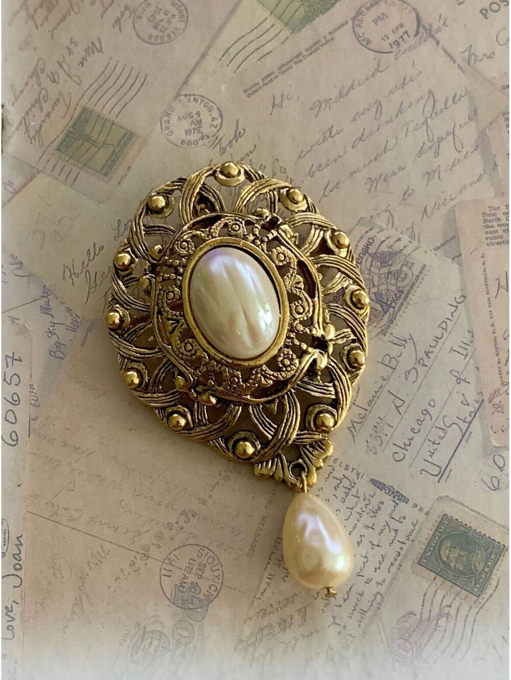 Vintage Elegant Gold-Tone Brooch with Faux Pearl Drop Accent